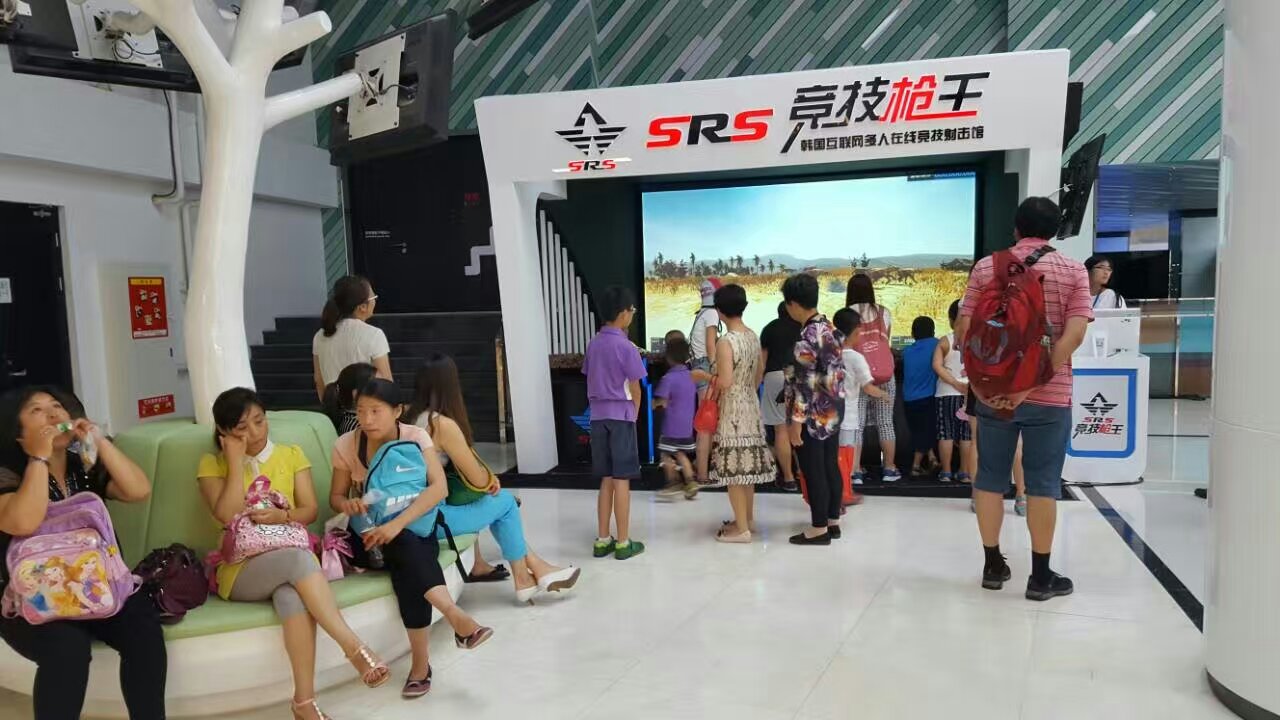 人们在体验实感射击