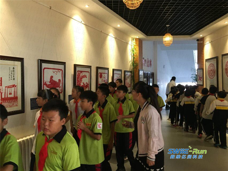 小学生们排队参观