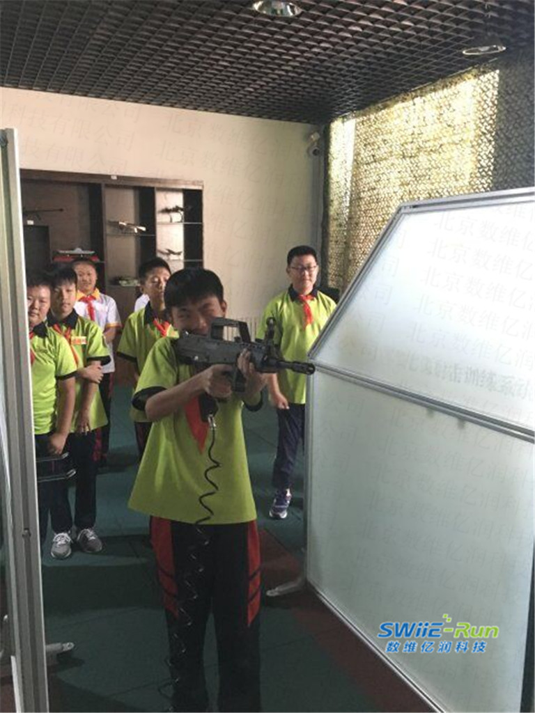 小朋友举95激光训练枪