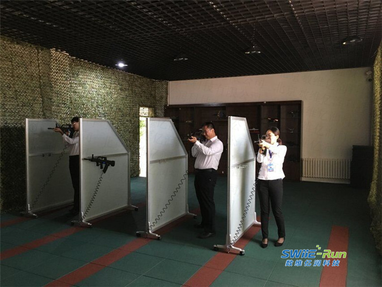 老师们体验激光打靶设备